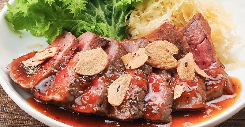 牛もも肉のステーキ<br/>焦がしニンニクソース