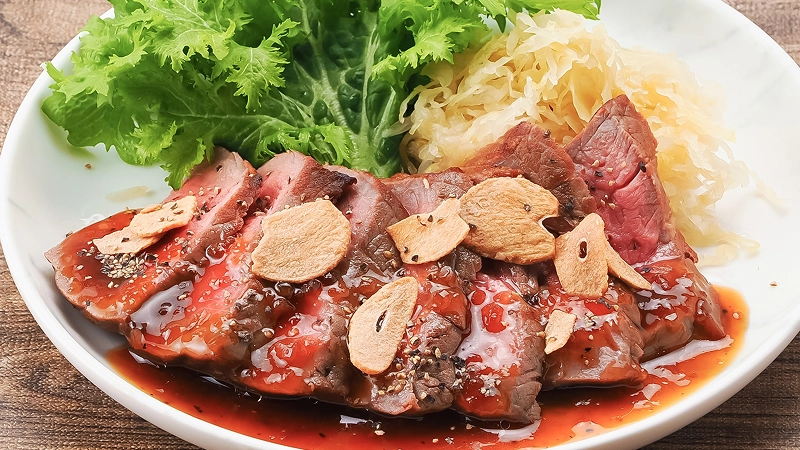牛もも肉のステーキ＆ポテト<br/>焦がしニンニクソース