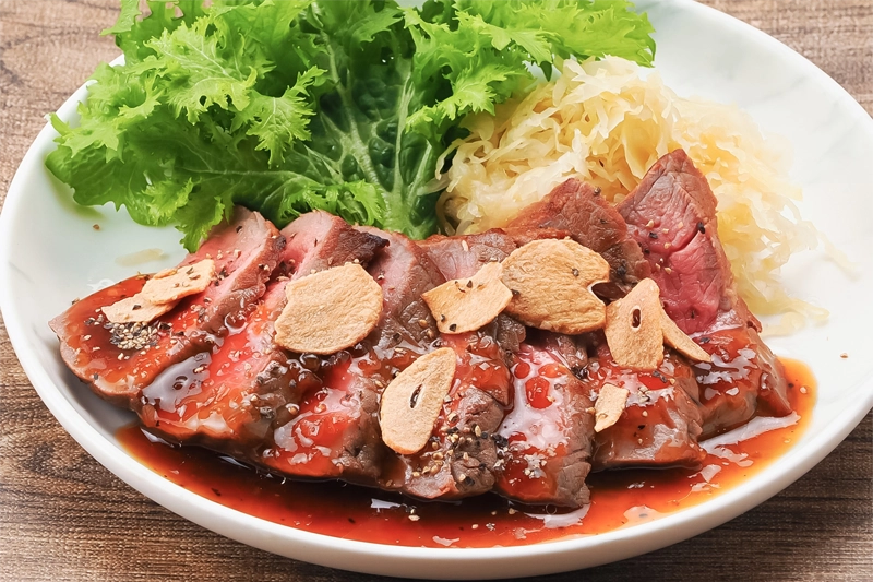 牛もも肉のステーキ<br/>焦がしニンニクソース