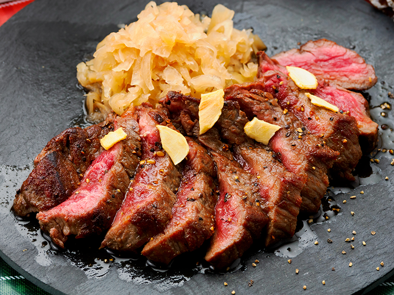 牛もも肉のステーキ＆ポテト 焦がしニンニクソース