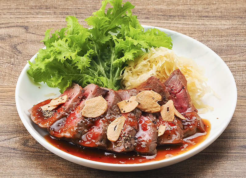 牛もも肉のステーキ<br/>焦がしニンニクソース